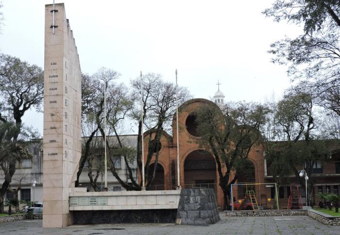 Imagen de plaza de Treinta y Tres, donde se ve monumento, juegos infantiles y edificaciones al fondo