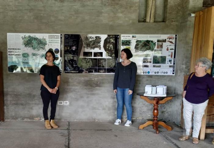 Presentación Propuestas para Villa Serrana Aparecen dos estudiantes del Cure haciendo la presentación de su trabajo