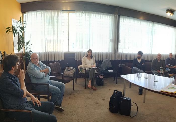 El director nacional de Ordenamiento Territorial José Freitas junto a téncica de la Dinot en reunión en oficina de la Intendencia de Lavalleja con técnicos de la intendencia e integrantes del Cure de la Udelar 