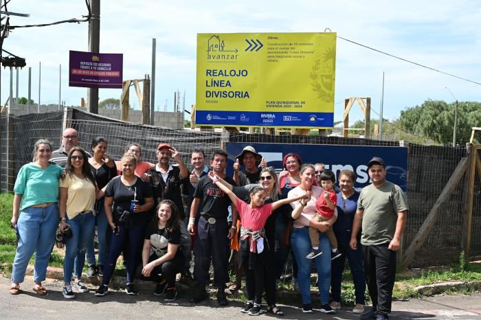 Participantes del taller de Dinisu en Rivera todos juntos posando para la foto mientras sonrien