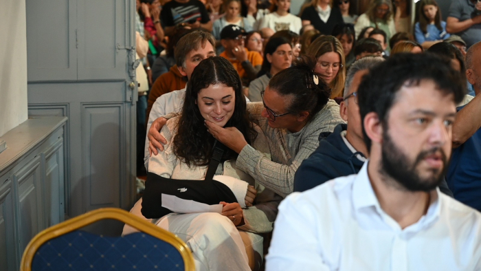 Una madre abraza a su hija festejando que salieron sorteadas.
