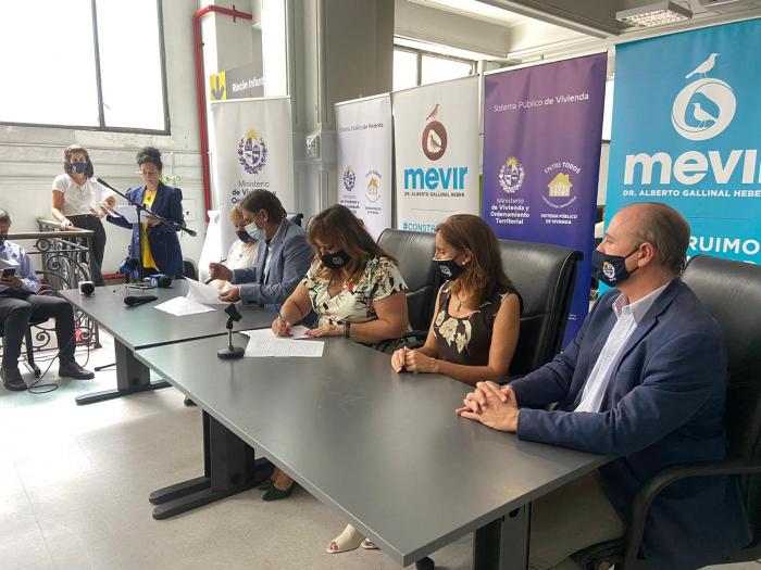 Ministra Dra Irene Moreira durante la firma del convenio marco con Mevir