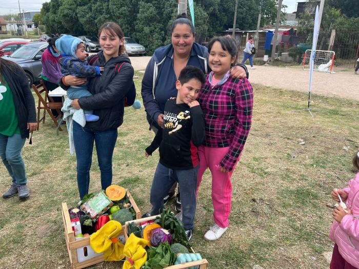 Día Mundial de la Alimentación con ganadores del cajón de verduras y frutas del PMB Familia ganadora del cajón de frutas y verduras de Maracaná Sur