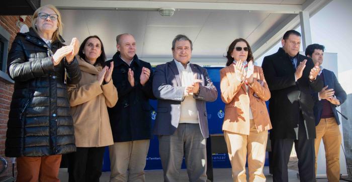 Autoridades participando en la inauguración de la policlínica de los Barrios Los Reyes y Nuevo Amane