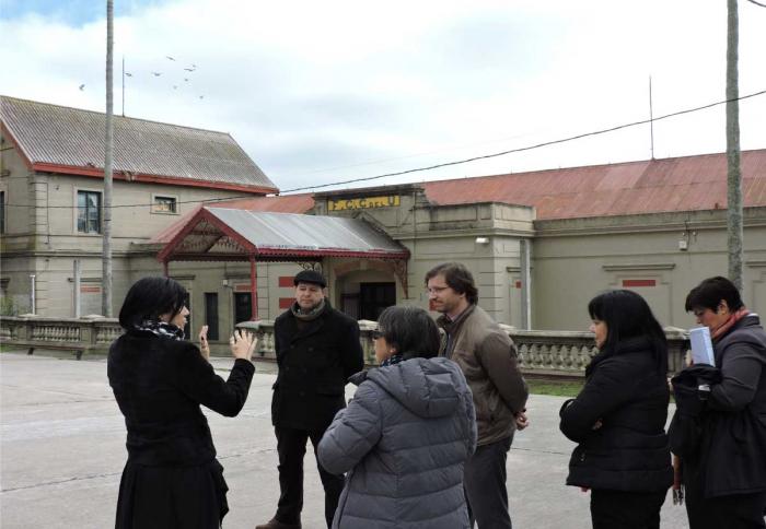 El director nacional de Ordenamiento Territorial José Freitas junto a su equipo y técnicos de la Intendencia de San José recorriendo la estación de AFE de la ciudad de San José 