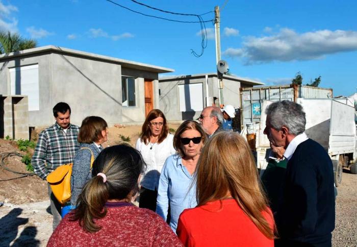 Eneida de León con vecinos