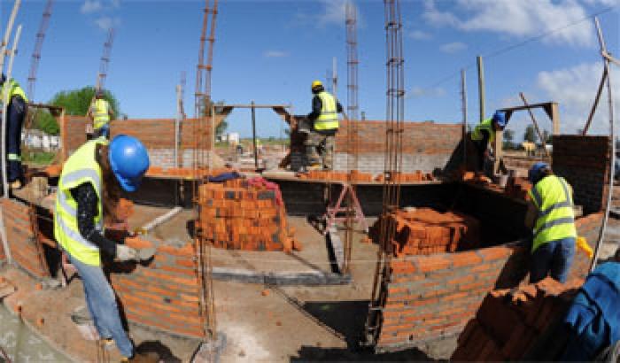 varios obreros trabajando