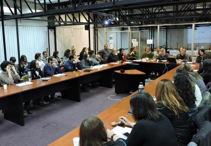 Sala de reuniones donde los expertos exponen sobre distintos temas vinculados al acceso al suelo urbano, participan diversos técnicos y técnicas de distintas instituciones