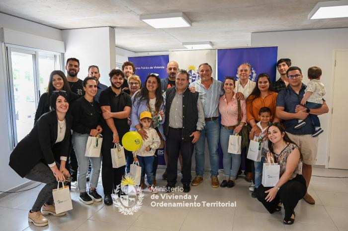 Ministro de vivienda e Intendente de Rocha junto a los nuevos propietarios de las viviendas