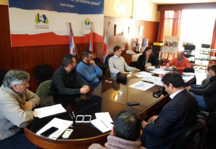 Autoridades de Dinot y la Intendencia de Canelones en oficinas del Gobierno Departamental firmando convenio de cooperació