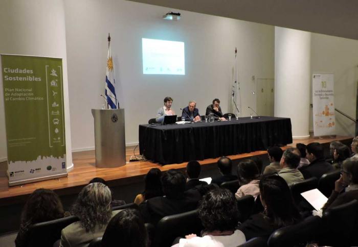 Panel de autoridades: el subsecretario Jorge Rucks, el director nacional de Ordenamiento Territorial José Freitas, el director nacional de Aguas Daniel Greif