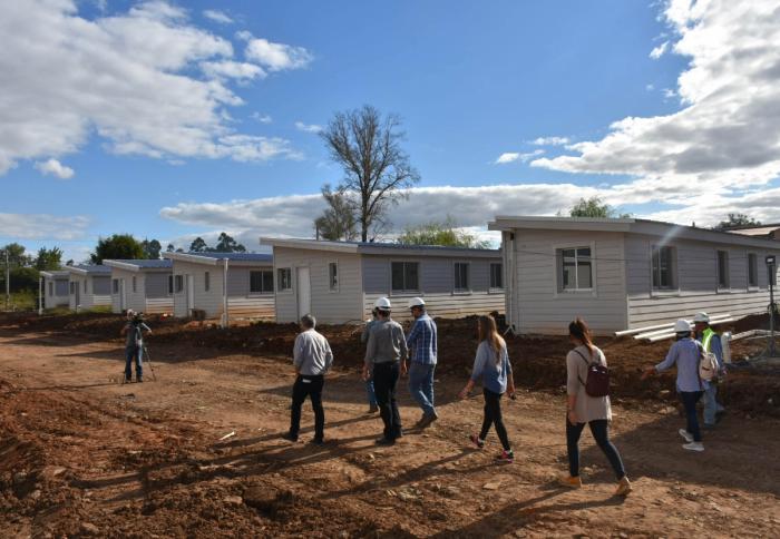 Autoridades recorriendo el complejo de viviendas