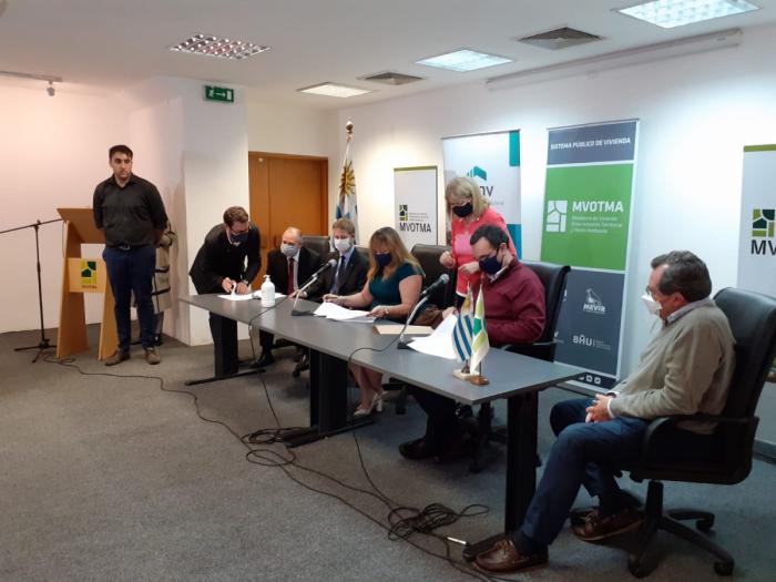 Autoridades en reunión