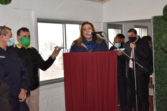 Ministra hablando frente al micrófono