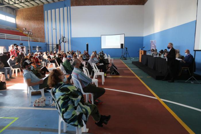Habitantes de la zona de la cuenca de la Laguna del Sauce participan de la audiencia pública el Plan Local junto a técnicos y autoridades de la Intendencia de Maldonado en el Campus de dicha ciudad.