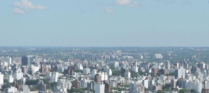 Premio Minurvi Ciudad con edificios y casas, medalla con inscripción Premio Minurvi Mejores Prácticas
