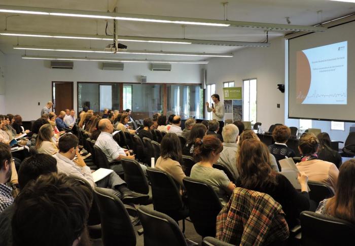 Sala donde se realizó el Encuentro Nacional de Ordenamiento Territorial. Pantalla con presentación y autoridades, técnicos y técnicas que asistieron al evento