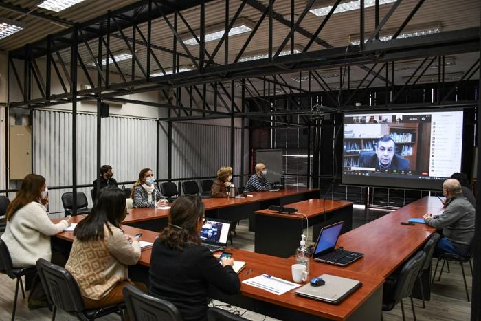 Presentación consultoría técnicos en la sala y pantalla con invitados por plataforma virtual 