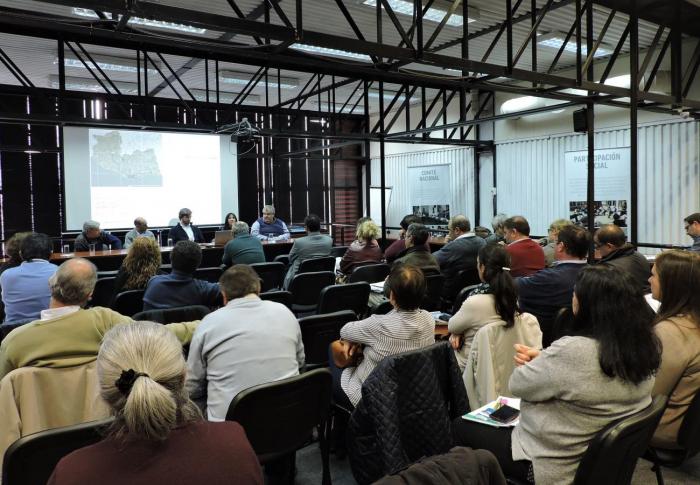 Sala completa con técnicos, técnicas y representas de las Intendencias que integran el área metropolitana