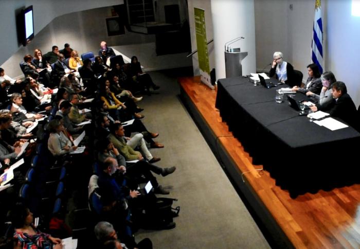 Sala de Torre Ejecutiva donde se ve un panel del equipo técnico de NAP Ciudades y el púbico en frente