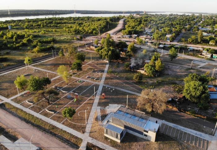 Foto aérea del Parque La Chapita, realizado en zona inundable. Predio amplio donde se ven los juegos del parque, los alrededores y más lejos el río Uruguay. 