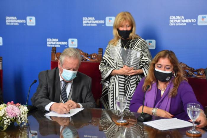 Ministra Irene Moreira e intendente Moreira firmando convenio 