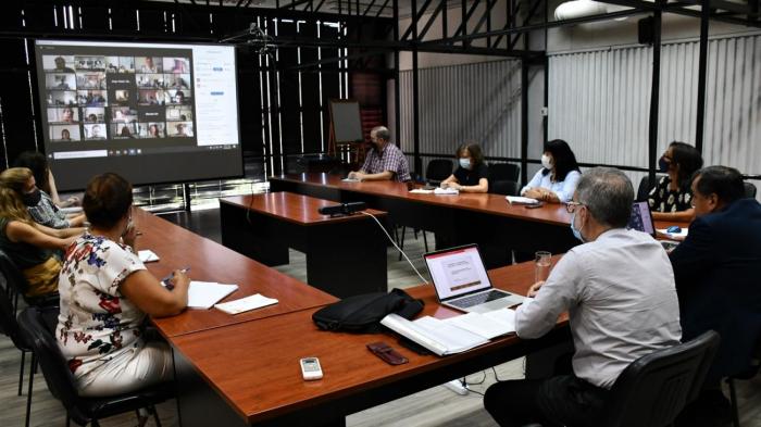 Reunión presencial y virtual donde está exponiendo el director nacional Norbertino Suárez