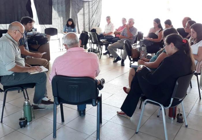 Reunión con el director nacional de Ordenamiento Territorial José Freitas y técnicos de las intendencias de Durazno, Tacuarembó y el Municipio de Paso de los Toros, sentados en ronda dialogando