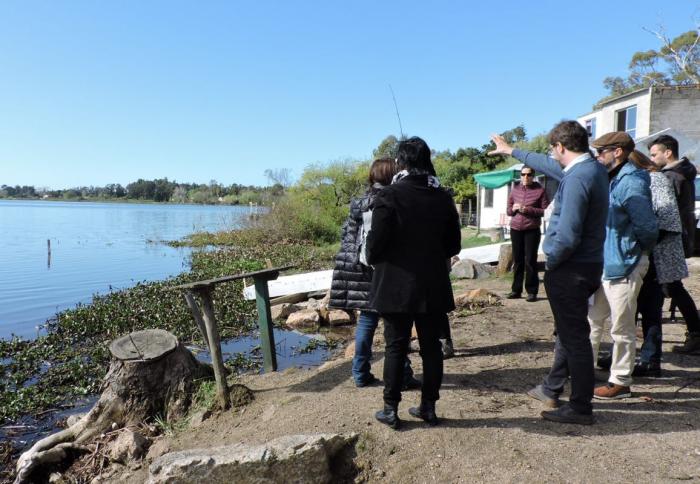 El director nacional de Ordenamiento Territorial José Freitas, junto a su equipo y técnicos de la Intendencia de Maldonado parados a la orilla de la Laguna del Sauce 