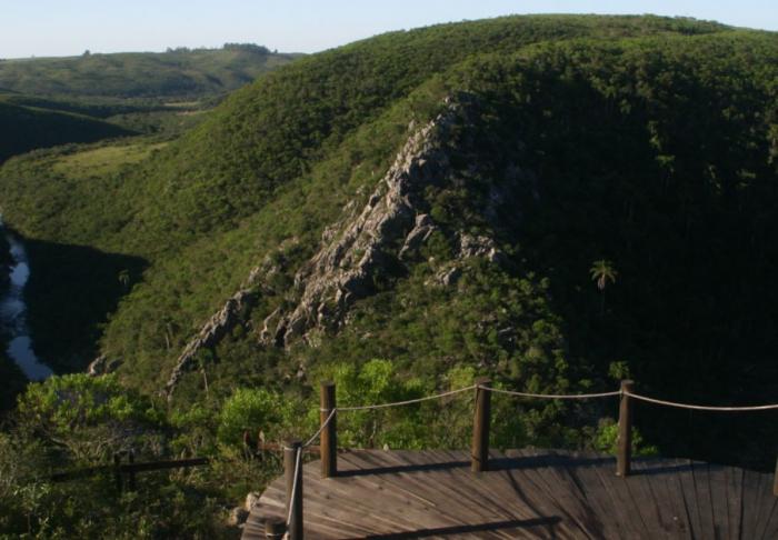 Quebrada de los cuervos, Treinta y Tres Paisaje natural donde se puede ver la quebrada, sus elevaciones verdes y un horizonte amplio y alejado con mucho verde