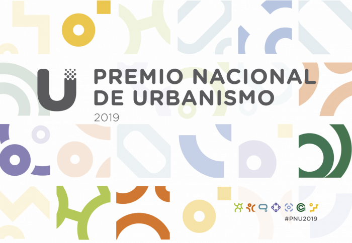Placa con diseño de distintos colores y formas y la inscripción Premio Nacional de Urbanismo