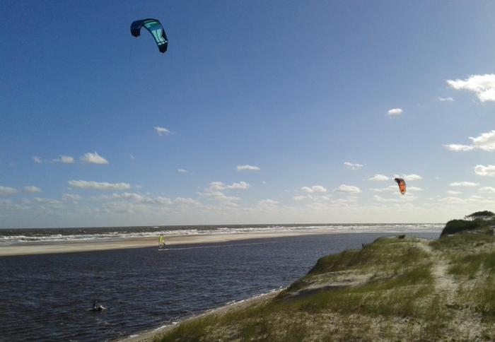 Playa de Parque del Plata en Canelones, Uruguay. Personas realizando deportes acuáticos en la desembocadura del Arroyo Solís Chico