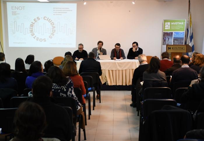 Autoridades del Mvotma y equipos técnicos de diversas instituciones reunidos en el Encuentro Nacional de Ordenamiento Territorial 