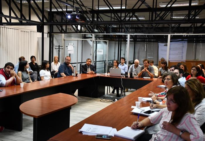 En sala de reuniones de la Dinot se encuentran autoridad entrante de la Dinot Norbertino Suáres y saliente José Freitas, junto a parte del equipo técnico de la Dinot. La gerenta del Área Planificación y Ordenamiento Ambiental del Territorio Ana Álvarez realiza exposición del trabajo. 