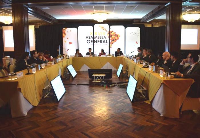 Reunión de la Asamblea General con los mandatarios de los diferentes países, sentados en semicírculo 