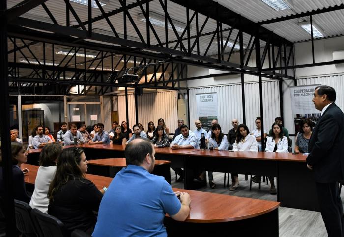 Foto de la sala de reuniones de la Dinot. El director nacional de Ordenamiento Territorial Norbertino Suárez se encuentra en frente a todo el equipo de la Dinot presentándose. 