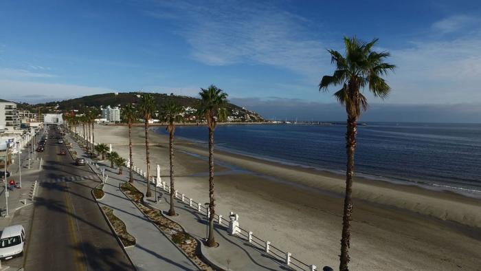 Rambla de Piriápolis Imagen de la rambla de Piriápolis en un día soleado. Al fondo se ve el cerro.