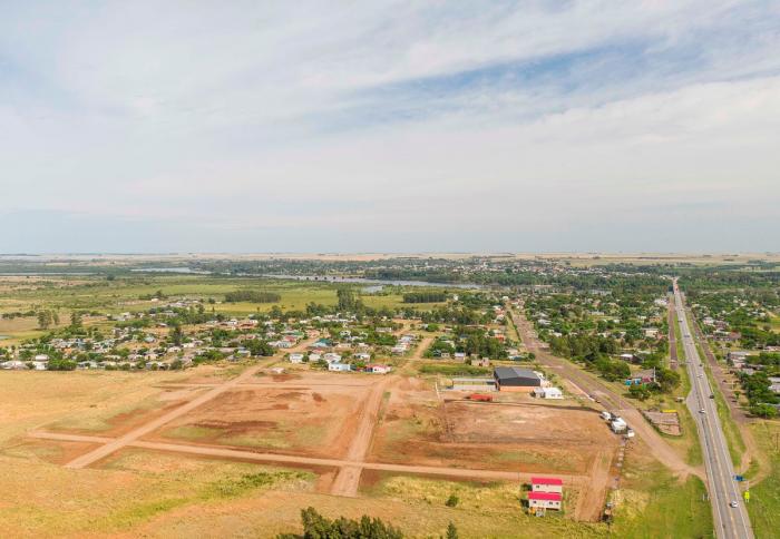 Foto aérea de Paso de los Toros y Pueblo Centenario. Allí se ve el río Negro, la ruta 5 y área donde se construye empresa de UPM II y nuevas urbanizaciones.