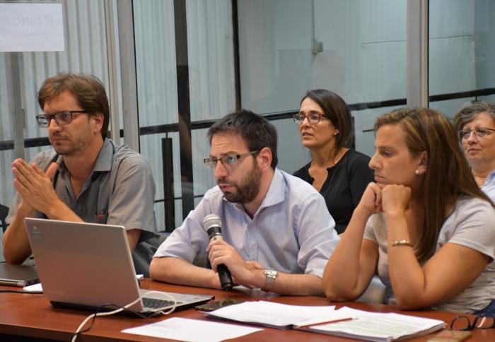 Director nacional de Ordenamiento Territorial José Freitas, junto una técnica y un técnico de Dinot realizan presentación. 