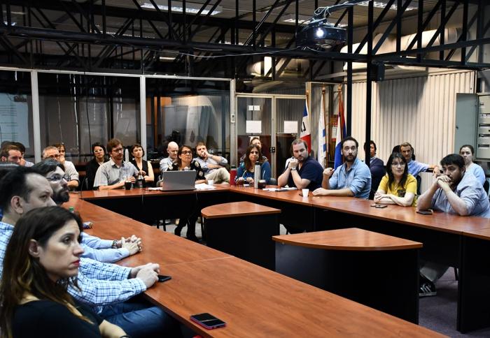 Presentación Nuevas prestaciones del SIT El director nacional José Freitas y técnicos de la Dinot sentados viendo la presentación que realiza una de las técnicas