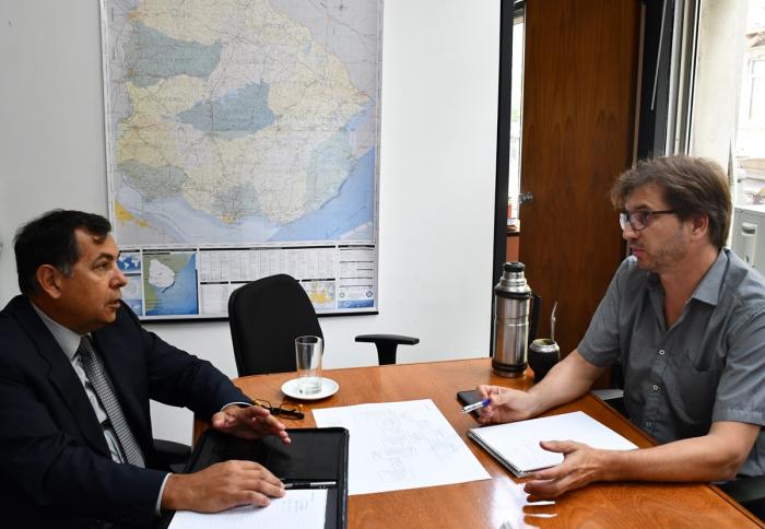 Transición El actual director nacional de Ordenamiento Territorial José Fretias en su despacho sentado en la mesa junto al futuro director nacional Norbertino Suárez dialogando.