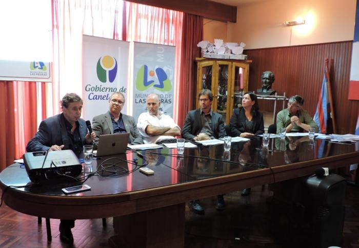 Lanzamiento del Concurso El director nacional de Ordenamiento Territorial junto a técnicos de la Intendencia de Canelones sentados en mesa donde presentan el concurso
