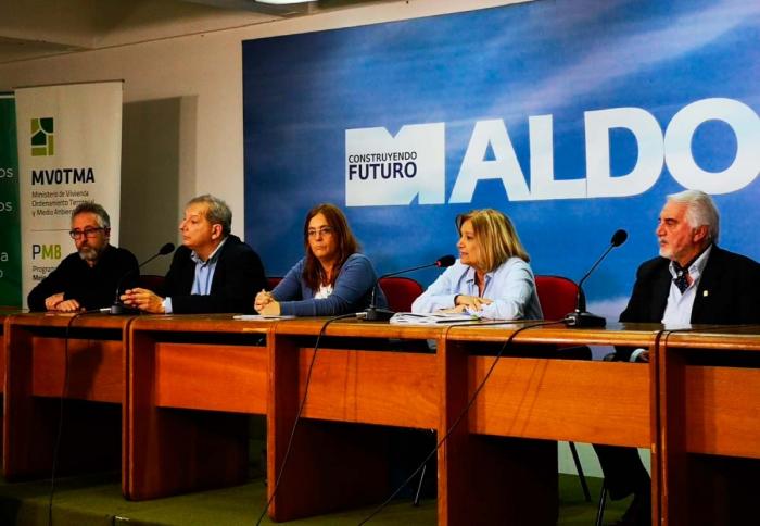 Eneida de León y autoridades