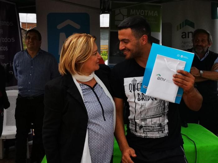 Eneida de León junto a un beneficiario