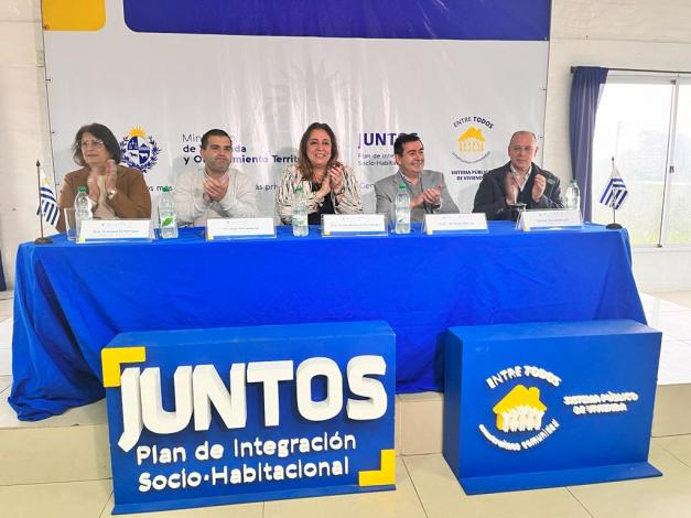 Firma del acuerdo entre MVOT, Juntos y la Intendencia de Cerro Largo