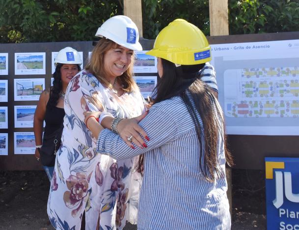 Ministra junto a Participante