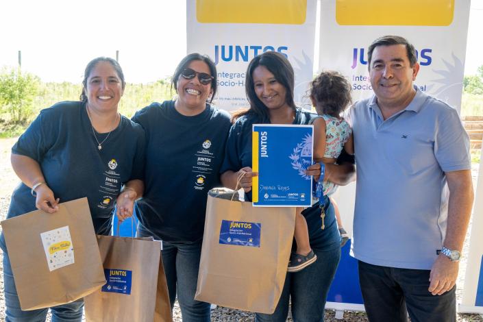 Entrega de viviendas en Salto