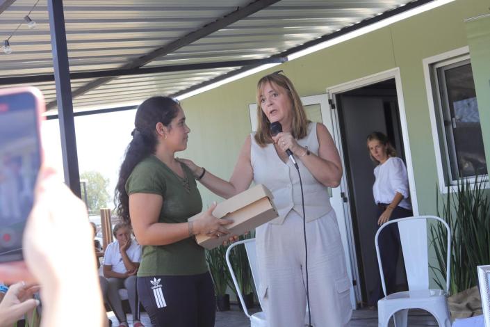 ministra con beneficiaria