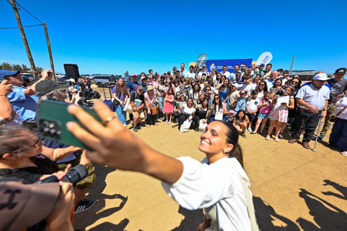 Foto grupal de beneficiarios y autoridades