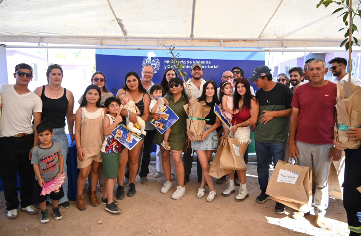 Autoridades con vecinos.